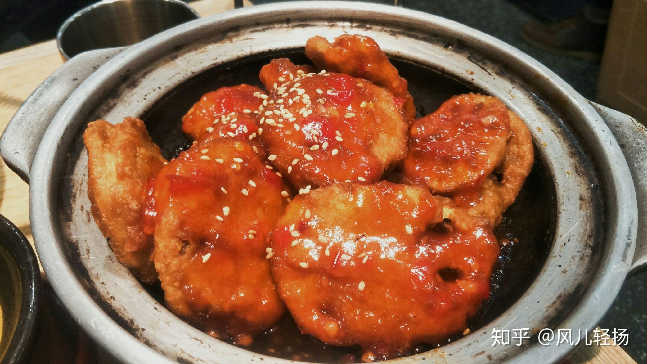 藕夾,看著油膩,其實真的很香,酥酥的,裡面的肉很實,撒上芝麻,是一種酥