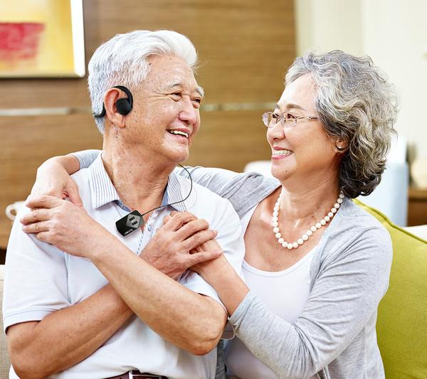 如何让中老年人配合使用助听器？