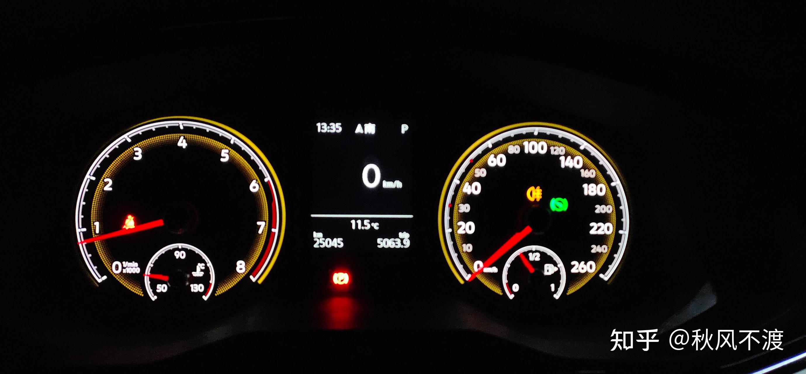 打开后雾灯时仪表盘上会有一个黄色后雾灯的标志亮起.