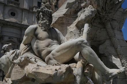 额前的垂线形成愤怒的表情,而米开朗基罗对大卫表情的刻画是对战斗