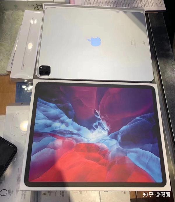 ipad pro2020 请问大家推荐买哪个颜色呀 深黑色和银白色让我纠结了