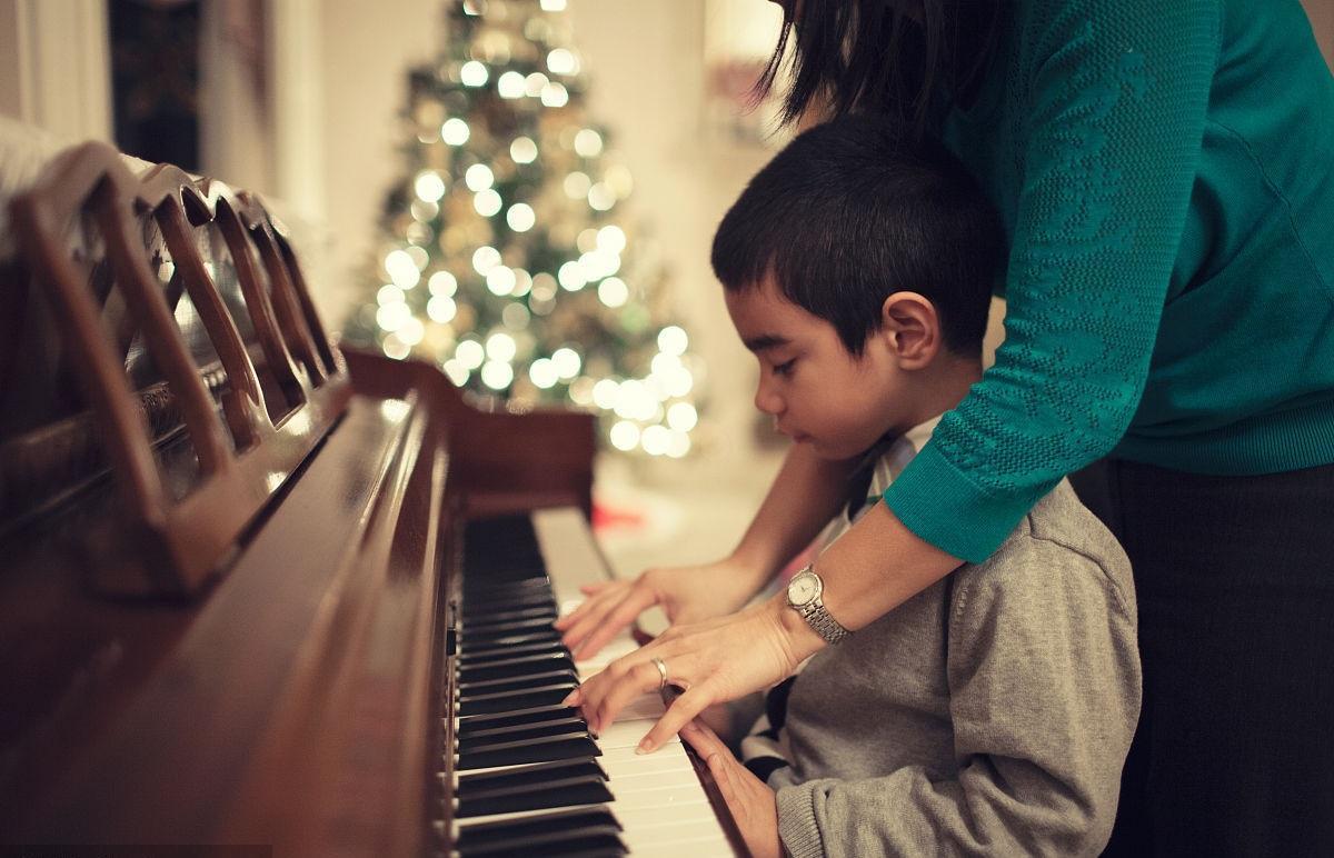 7岁男孩练钢琴边弹边哭 ，妈妈：他知道即使哭也要接着弹(含视频)_手机新浪网