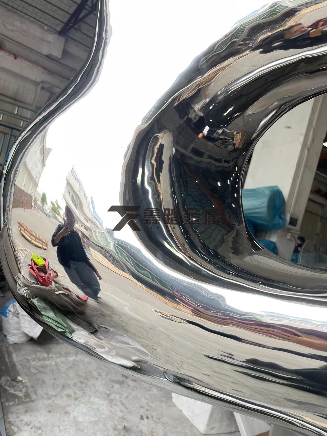 广场人物不锈钢雕塑,镜面与喷漆效果各展千秋