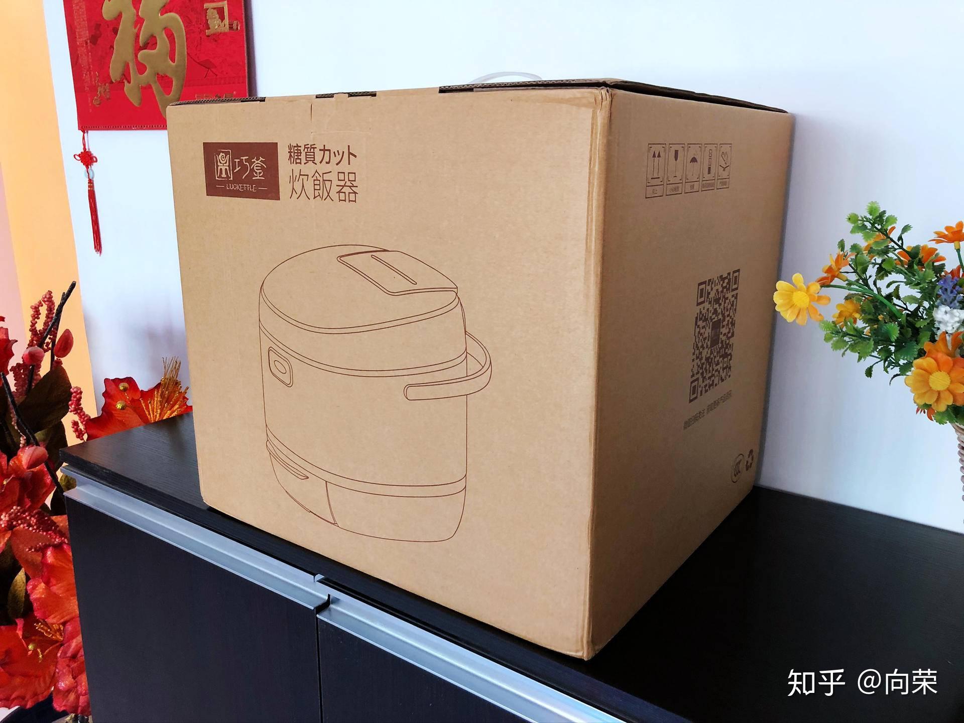 但是包装箱的体积却比一般5l电饭煲都要大很多,重量也要沉很多