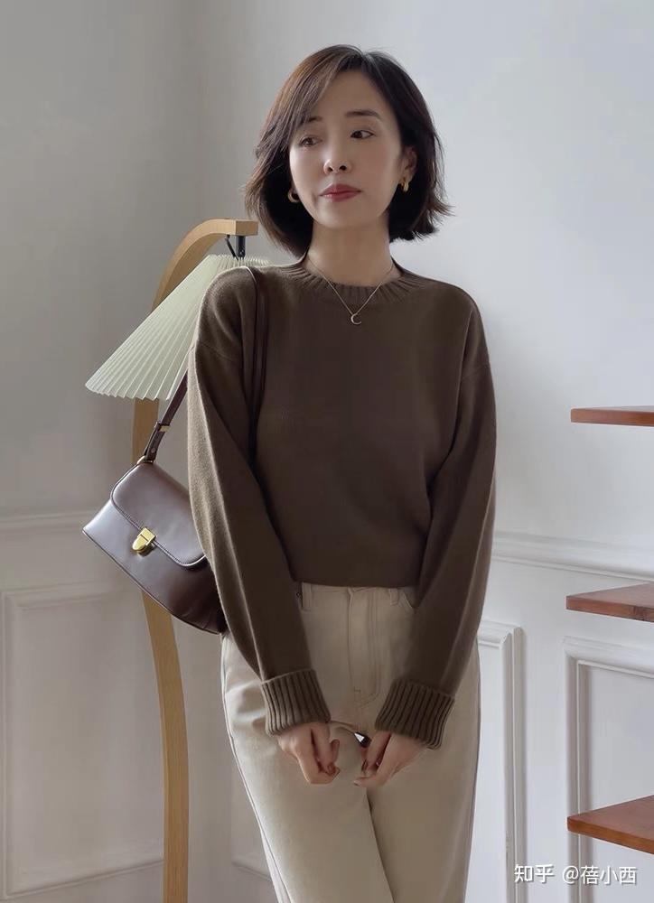 奔三奔四的女人建议多穿毛衣搭配半身裙裤子大衣都很高级