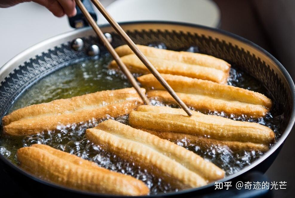 但是你要知道,每100g油條的熱量是410大卡,一根油條下肚不亞於