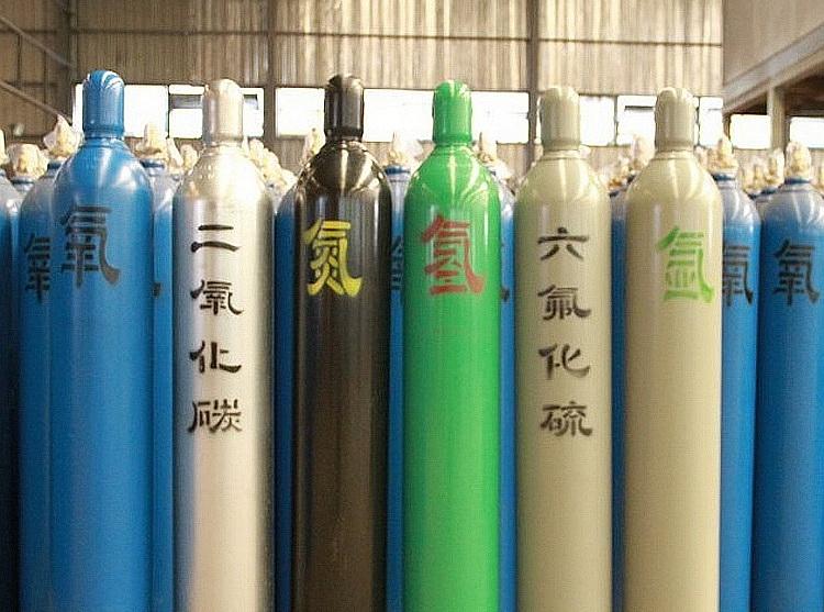 新冠病毒重症患者使用的氧气瓶为什么是蓝色的绿色钢
