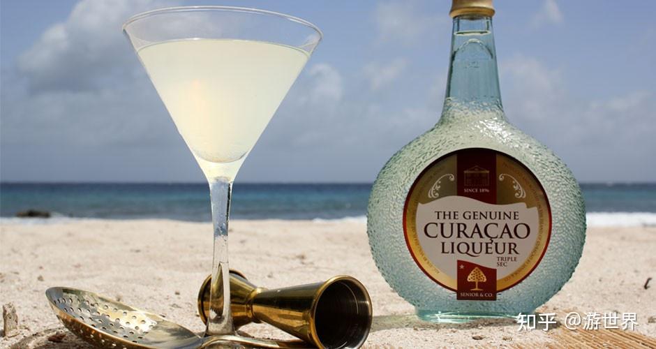 库拉索利口酒杯中的加勒比海鸡尾酒的最佳拍档