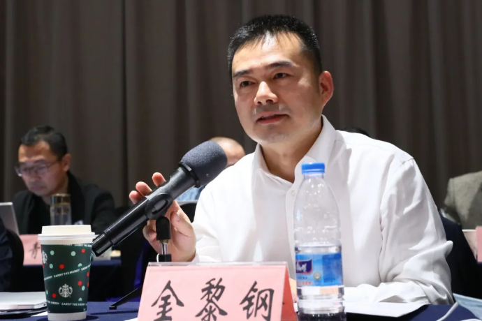 议题二由上海市公安局法制总队副总队长金黎钢主持,就私募基金刑民