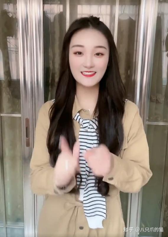 儿媳妇太给大衣哥长脸了穿旗袍出镜举止端庄身材胖了曲线更美