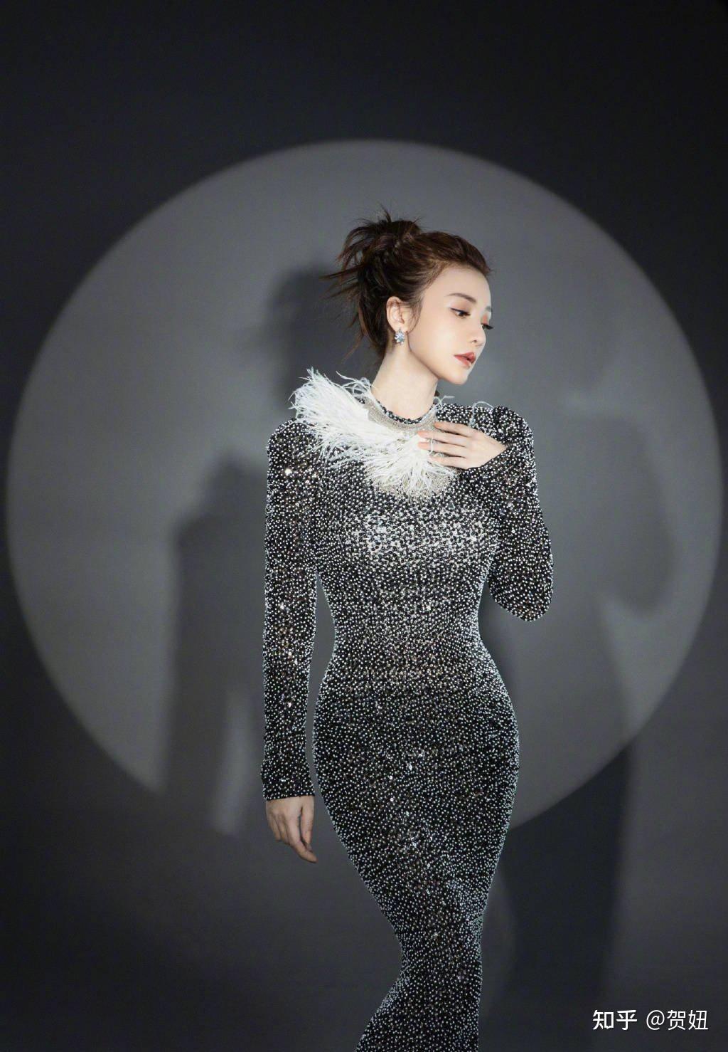 柳岩身材太能打了,亮片连衣裙性感还很显身材,美到了骨子里