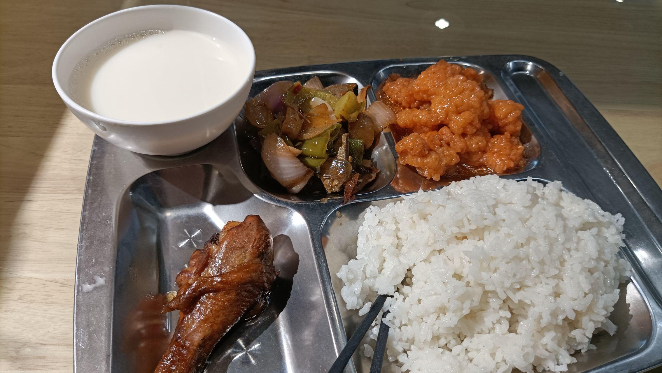 正门10路公交信阳学院正门我来到信阳学院,一路上没吃,先去食堂干饭