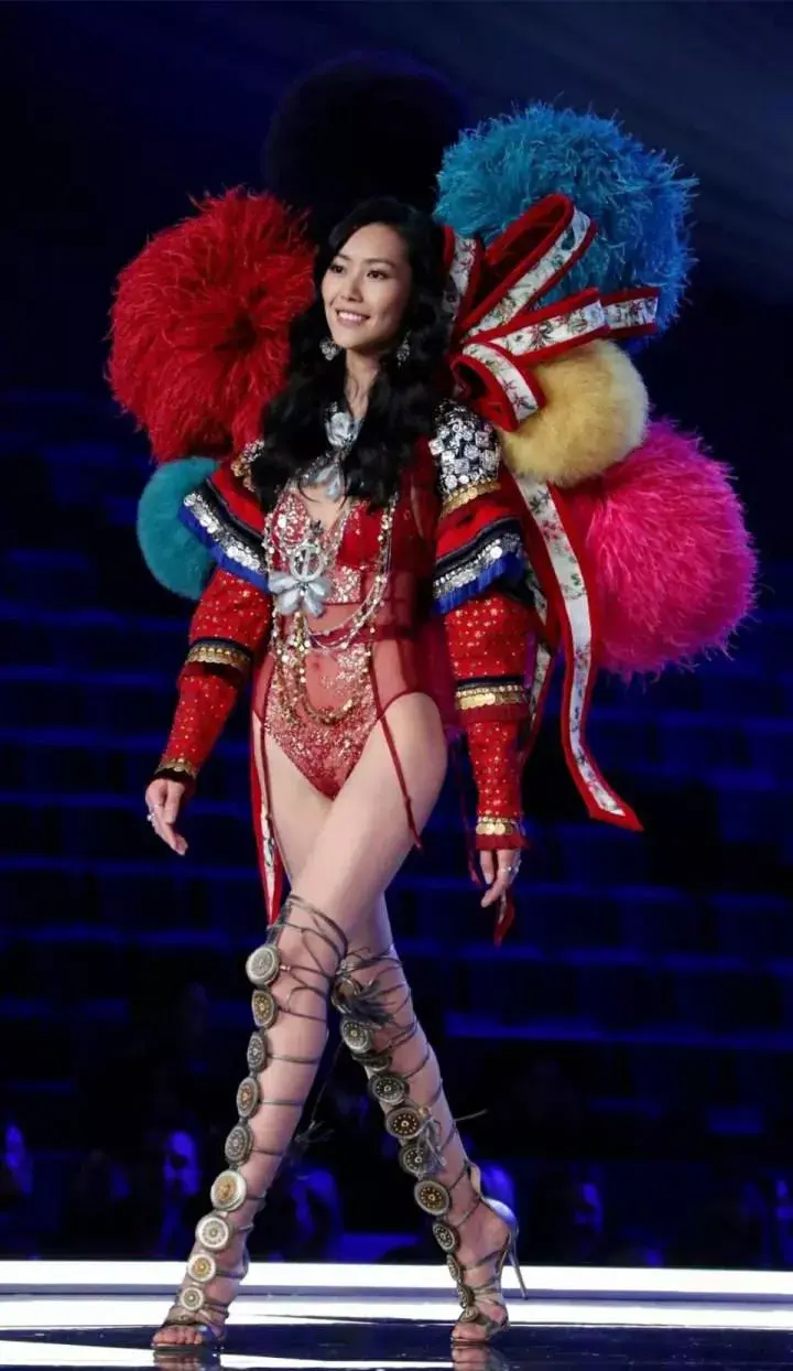 2017维密天使秀多少人只知道奚梦瑶摔跤,而不知道这件事?