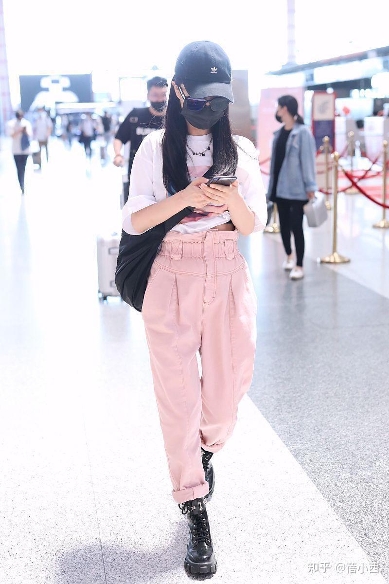 薇娅真不愧是顶级主播穿白色西装礼服秀出大长腿人红气场真大