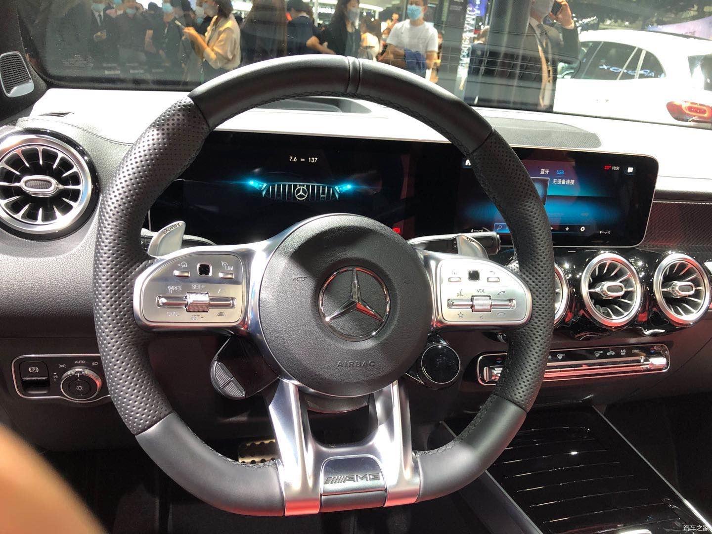 内饰方面,新车采用红黑双色的座椅配色,配备amg家族专属的运动方向盘