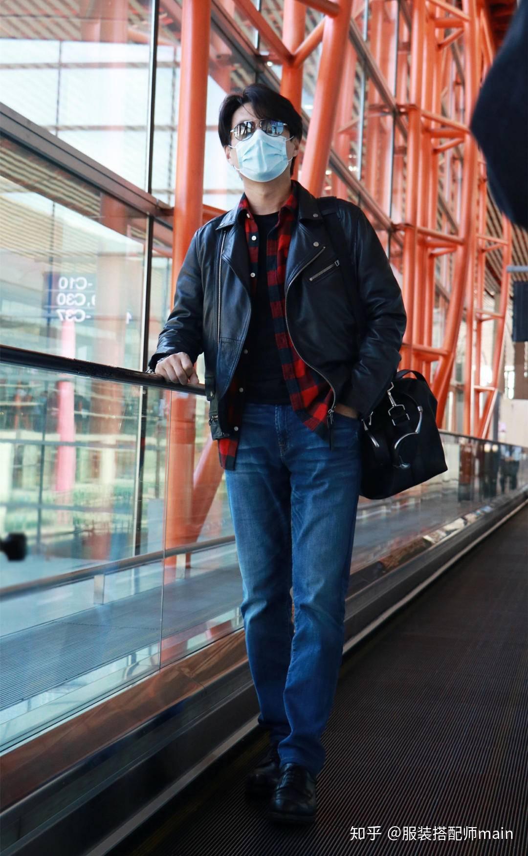 靳东大叔变小伙黑色皮衣玩叠穿又潮又帅43岁状态不输年轻人