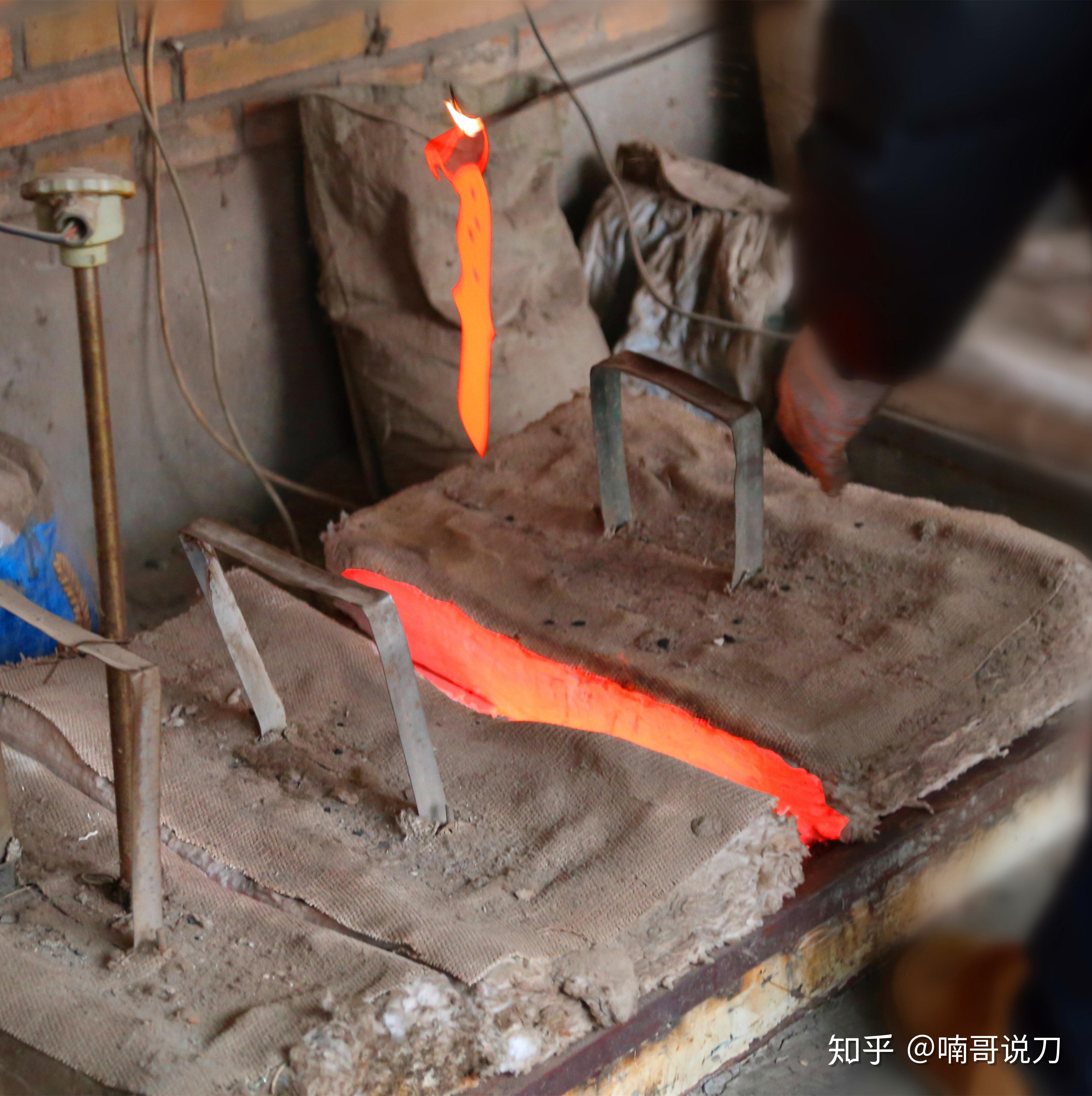 官网给出的定义,大马士革刀是采用渗碳和折叠锻打工艺制成的合金钢刀