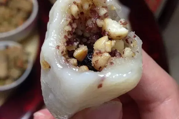 在开化县城的老城居民区里,汪云苏与丈夫的 马金米粿店已经开了16年.