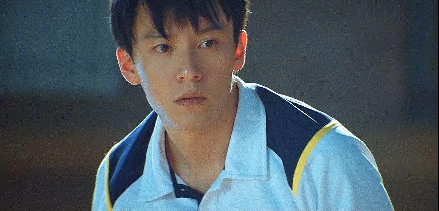 张果果(张震饰)是广告公司职员,因工作需要接触到了