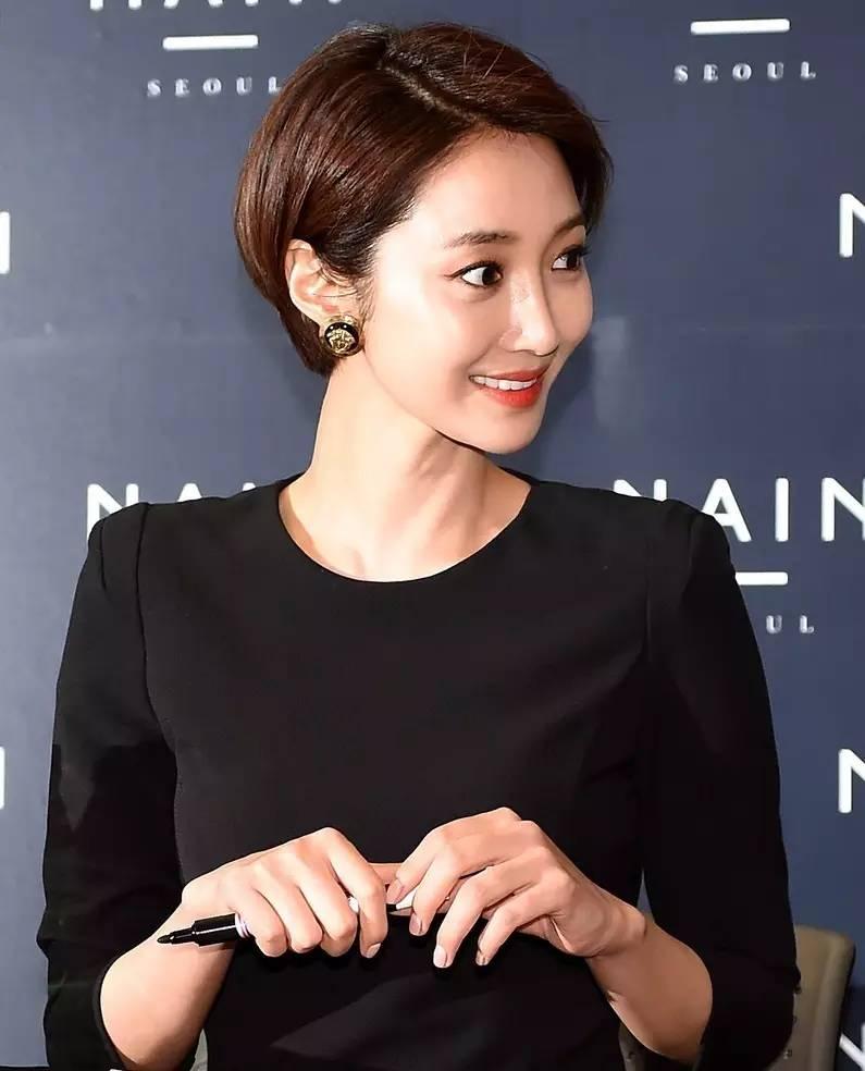 《她很漂亮》中饰演女二的高俊熙,因为一头帅气又性感的齐耳