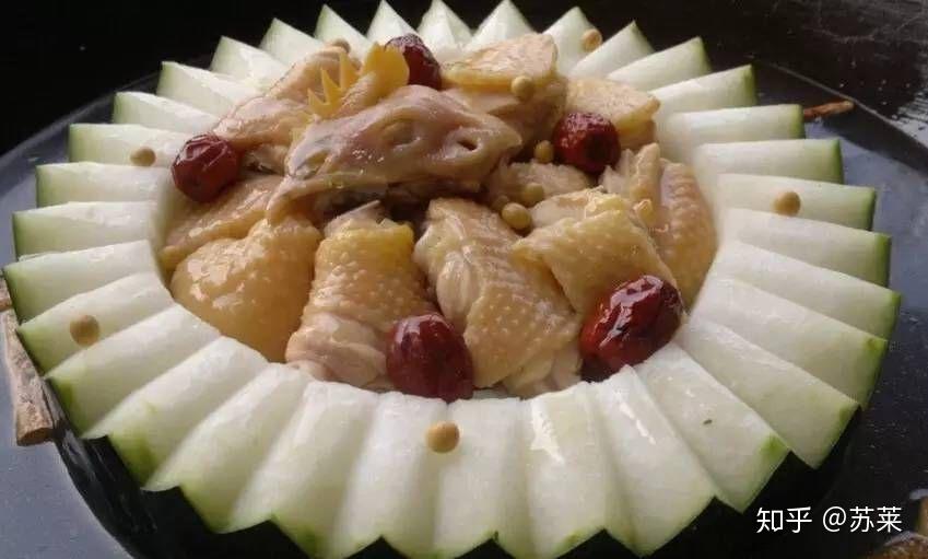 取瓦钵1个,放入瘦肉,鸡肉,火腿,对虾,香菇,玉兰片,干贝,再加精盐,味精