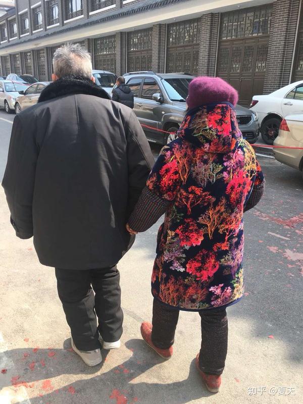 爷爷  奶奶   爷爷:我得领着你,防止你走迷路了. 执子之手  与子偕老