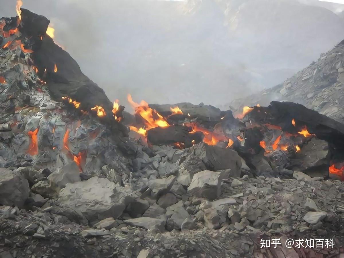 并非一些人所想象的漫山遍野都在燃烧的森林火灾,而是矿区煤层的自燃