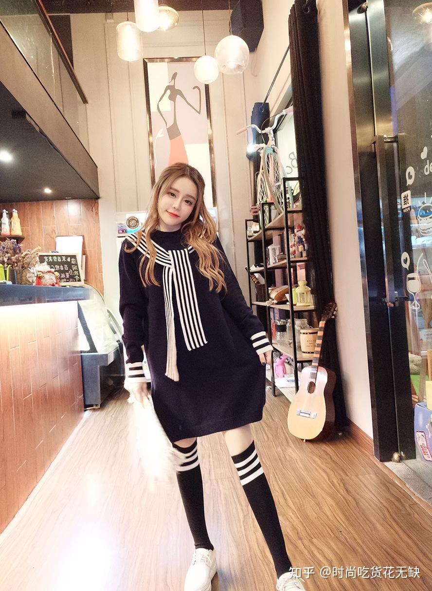 过膝长筒袜 短款皮衣 短裤