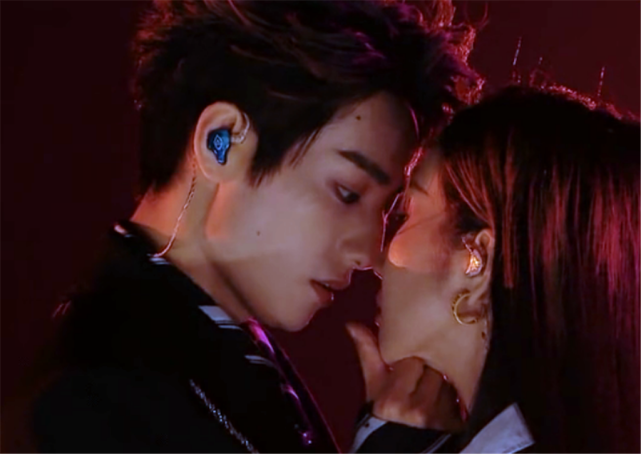 当乃万和李振宁鼻尖碰鼻尖,眼看就要唇唇欲动的时候,胡海泉的表情太