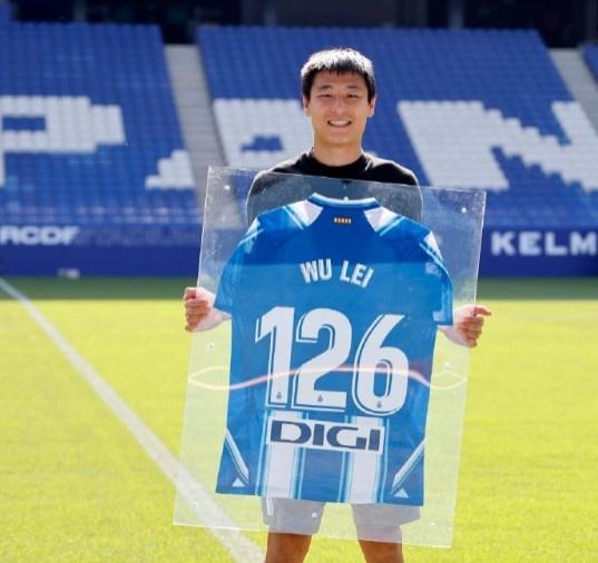 武磊代表西班牙人总计出战126场,获赠球队的126号球衣!