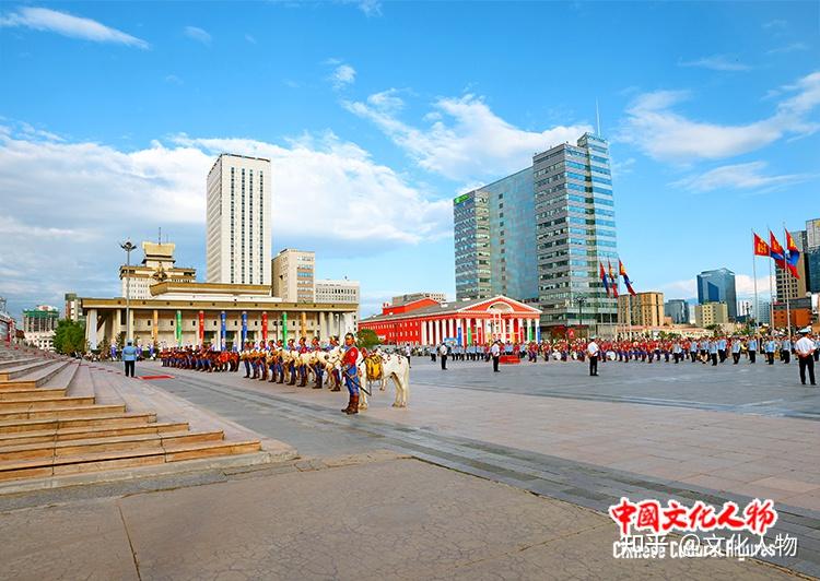 蒙古国在首都乌兰巴托市苏赫巴托广场隆重庆祝国旗日