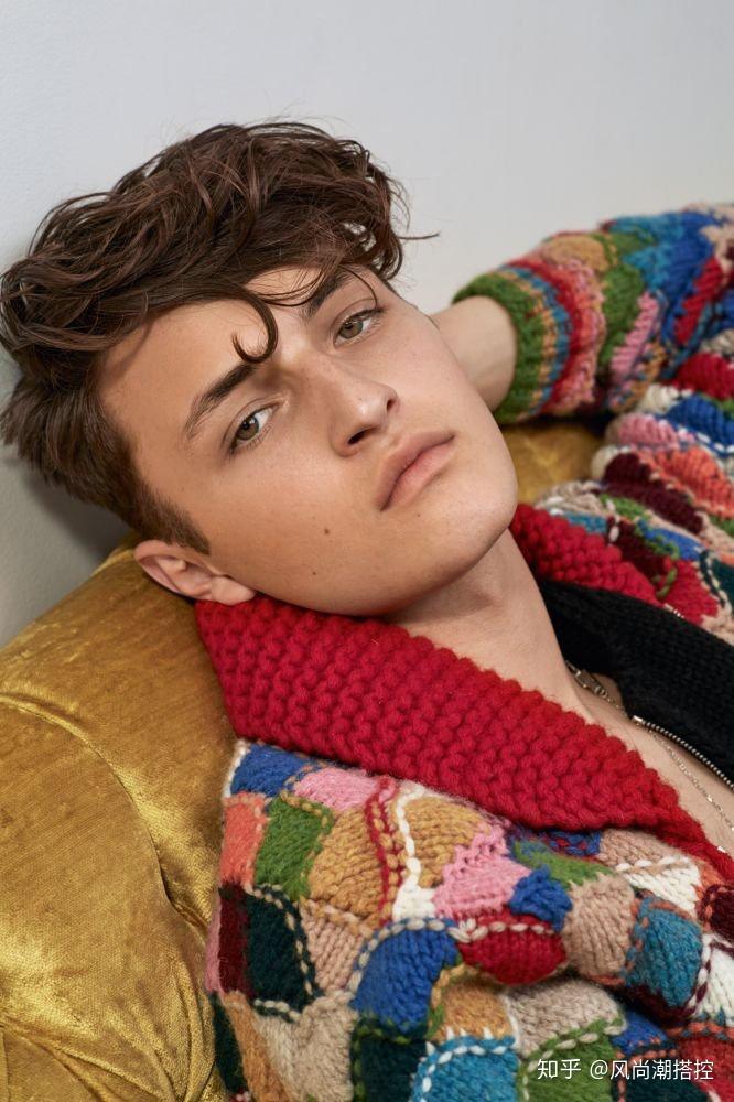 anwar出生于1999年 ,父亲是巴勒斯坦商人,其母亲是当时的荷兰名模