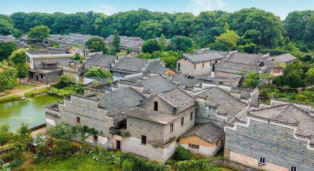 钓源古村走近钓源,如同观赏一幅令人赏心悦目的明清景画;置身钓源,尤