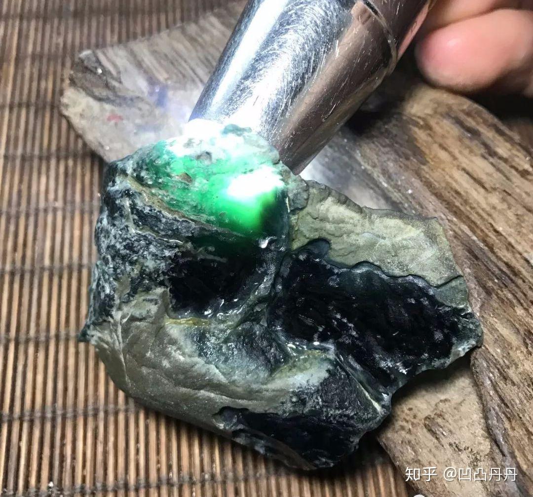小伙7000元砍下小原石，以为是帝王绿翡翠，切出七颗大蛋面，乐坏