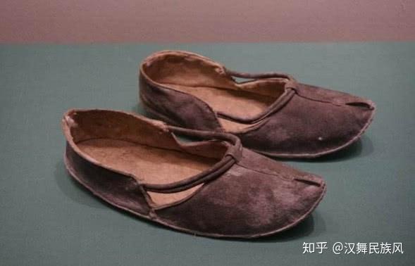 大约在5000多年前的仰韶文化时期,即出现了兽皮缝制的最原始的鞋.