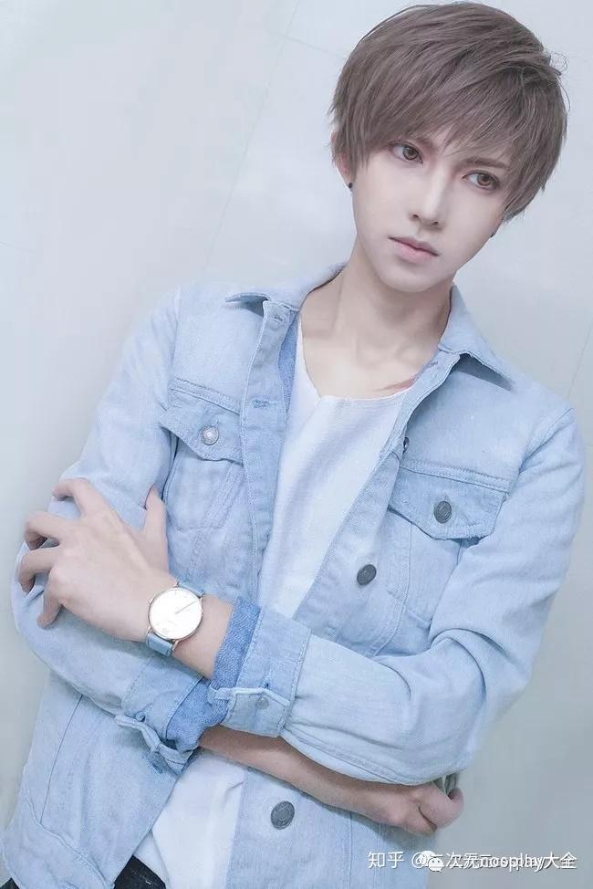 恋与制作人白起cos帅气温暖白夫人们更心动哪一个呢