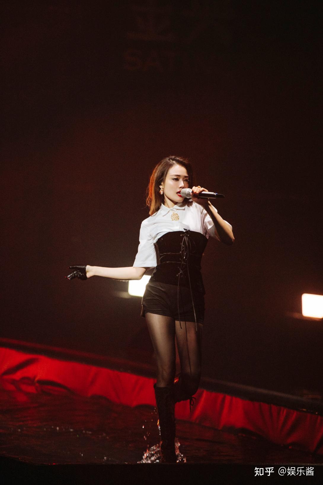 容祖儿姐姐2一公挑战归零单膝侧跪撩水美飒全场