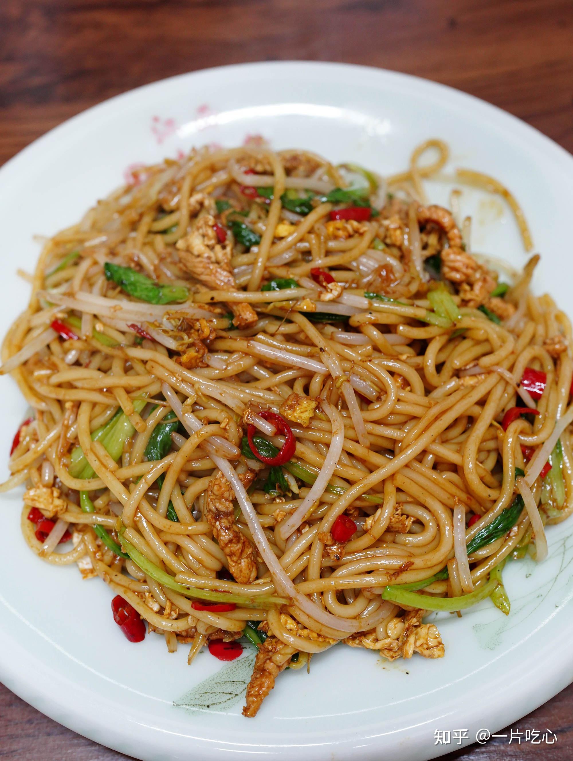 猪肉鸡蛋炒粉,炒得干净利索,用了粗粉,一根根爽弹光亮,蛋花细碎散落