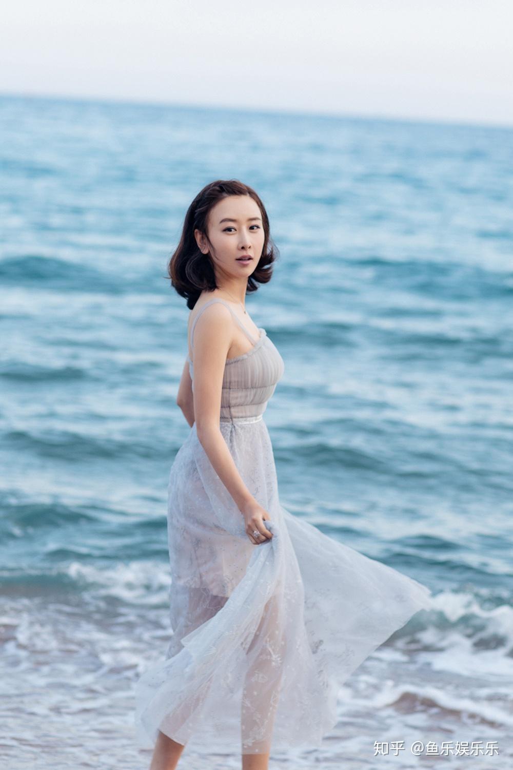 提着裙摆在海风与波浪中嬉戏的毛俊杰,一脸幸福的模样.