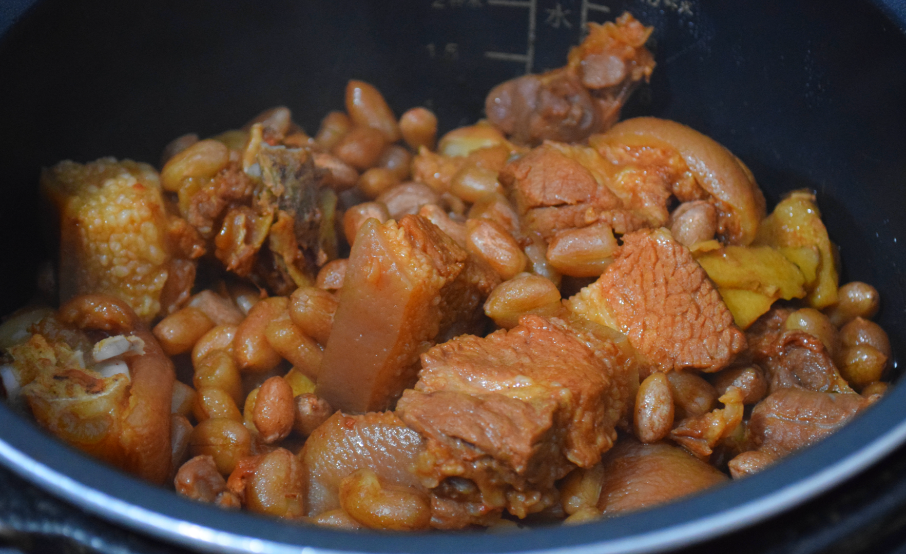 广东阿姨秘制电饭煲焖鸡,这个做法与众不同,看着好有食欲,馋人