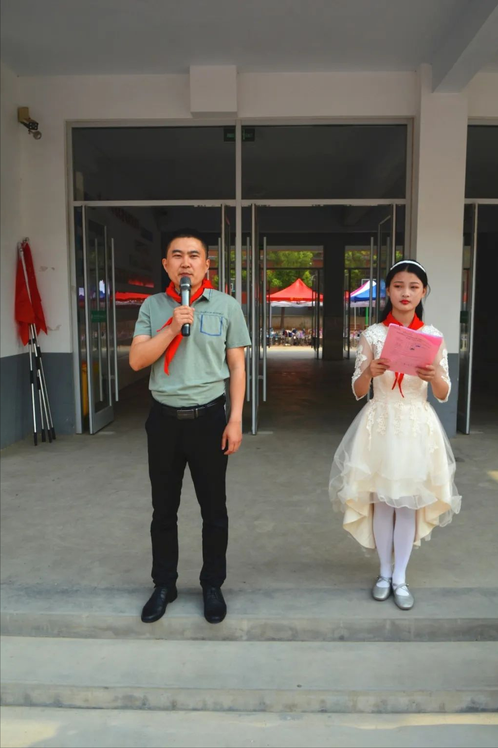 枣庄市市中区西王庄镇中心小学组织了主题队日活动新队员入队仪式