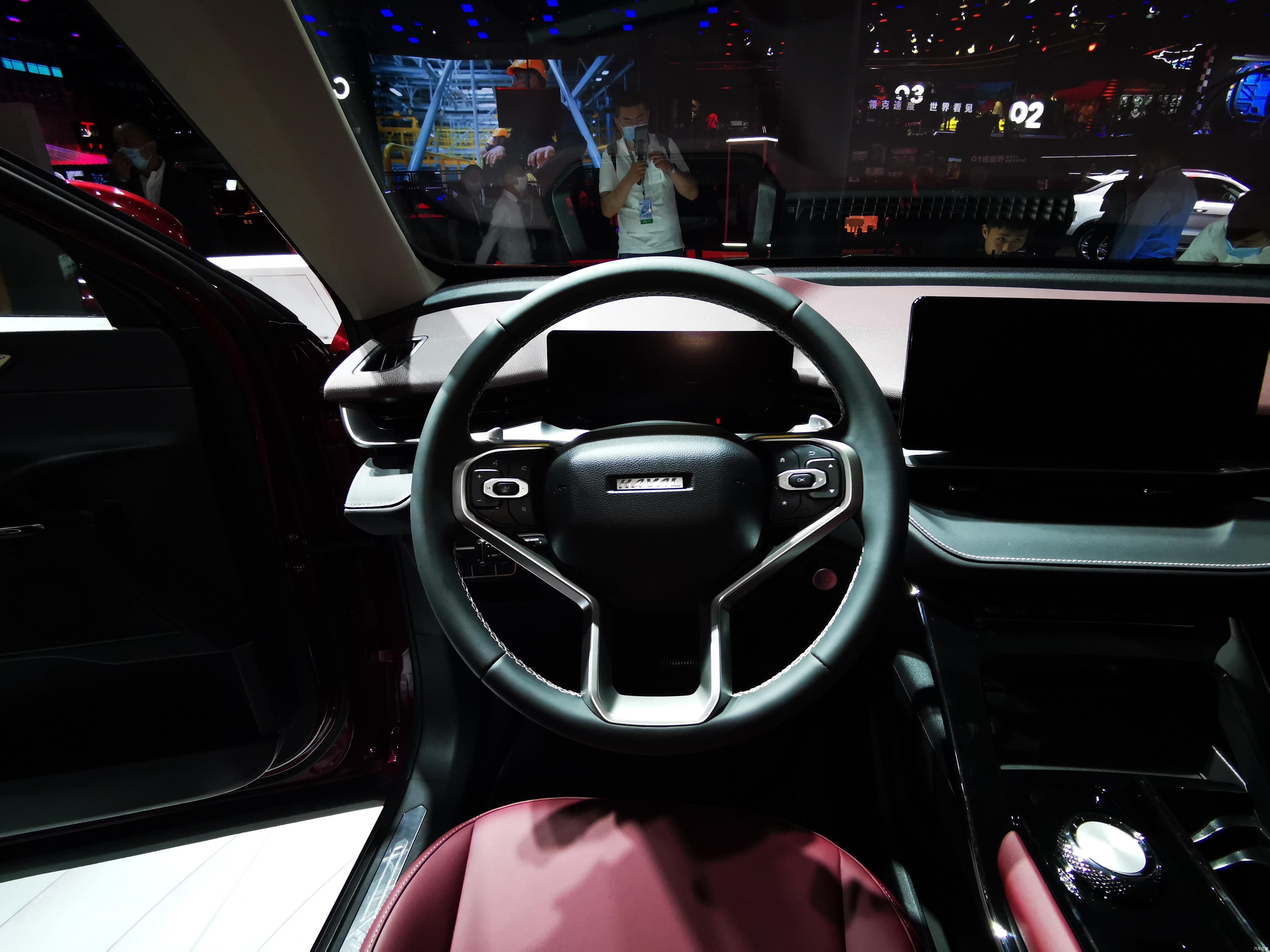 3英寸中控大屏和彩色hud整个内饰的智能化程度再次提升,同时内饰的