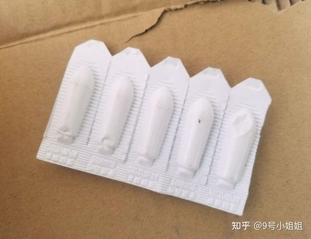 不过终归来说痔疮栓还是用不习惯,需要用手将其送至直肠内,原本就下坠