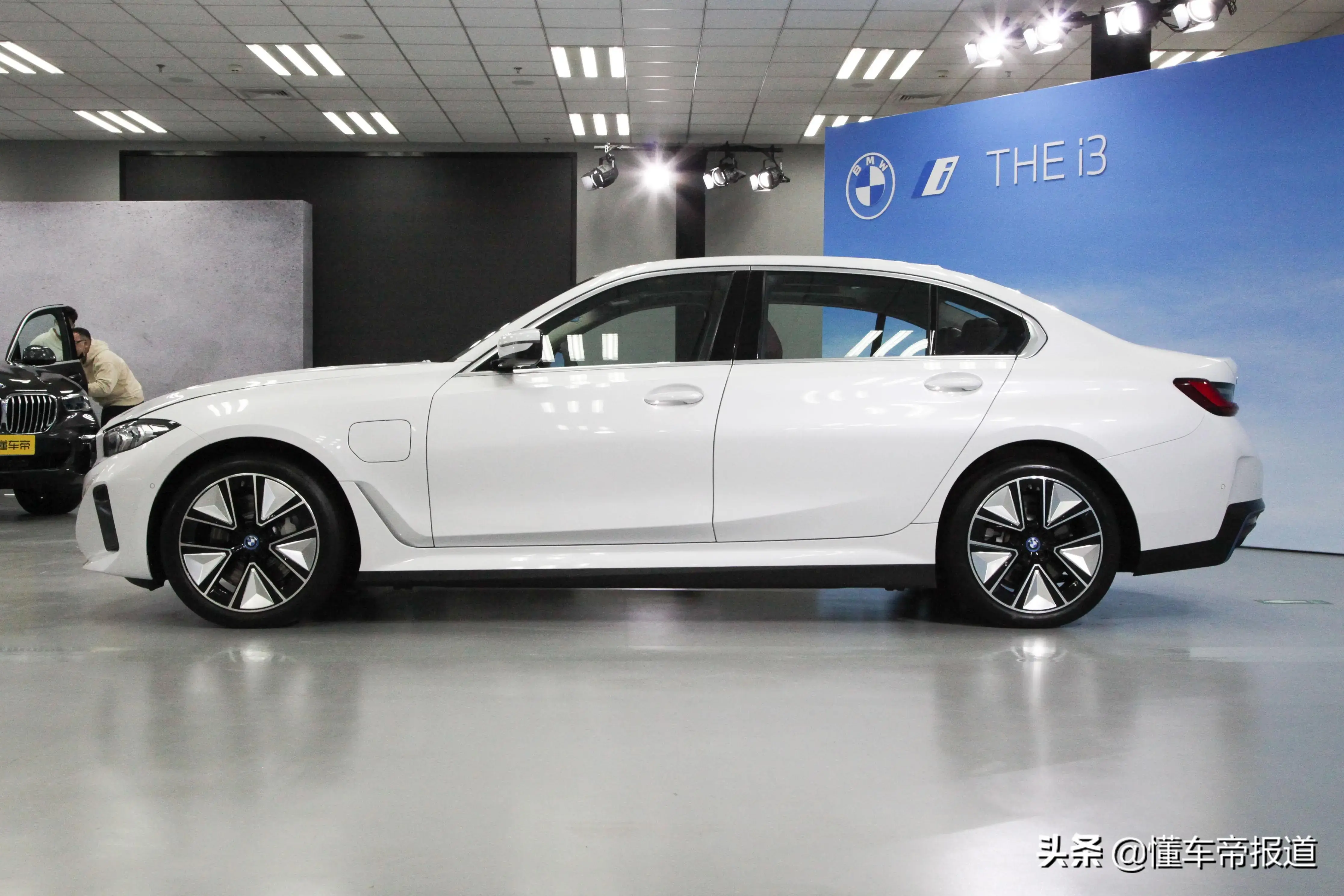 99万元,宝马3系电动版i3 edrive35l上市,6.2秒破百