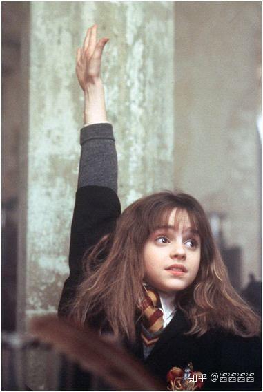 有没有哪个女明星刚出道很美,但很快就长老长残了的?