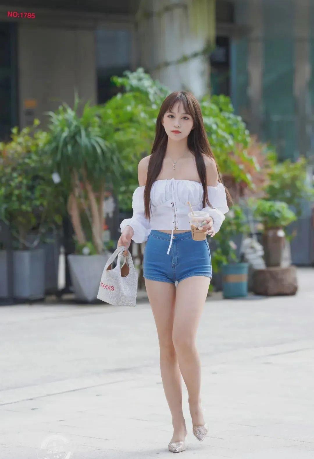 街拍女神紧身热裤白色泡泡抹胸的漂亮女生