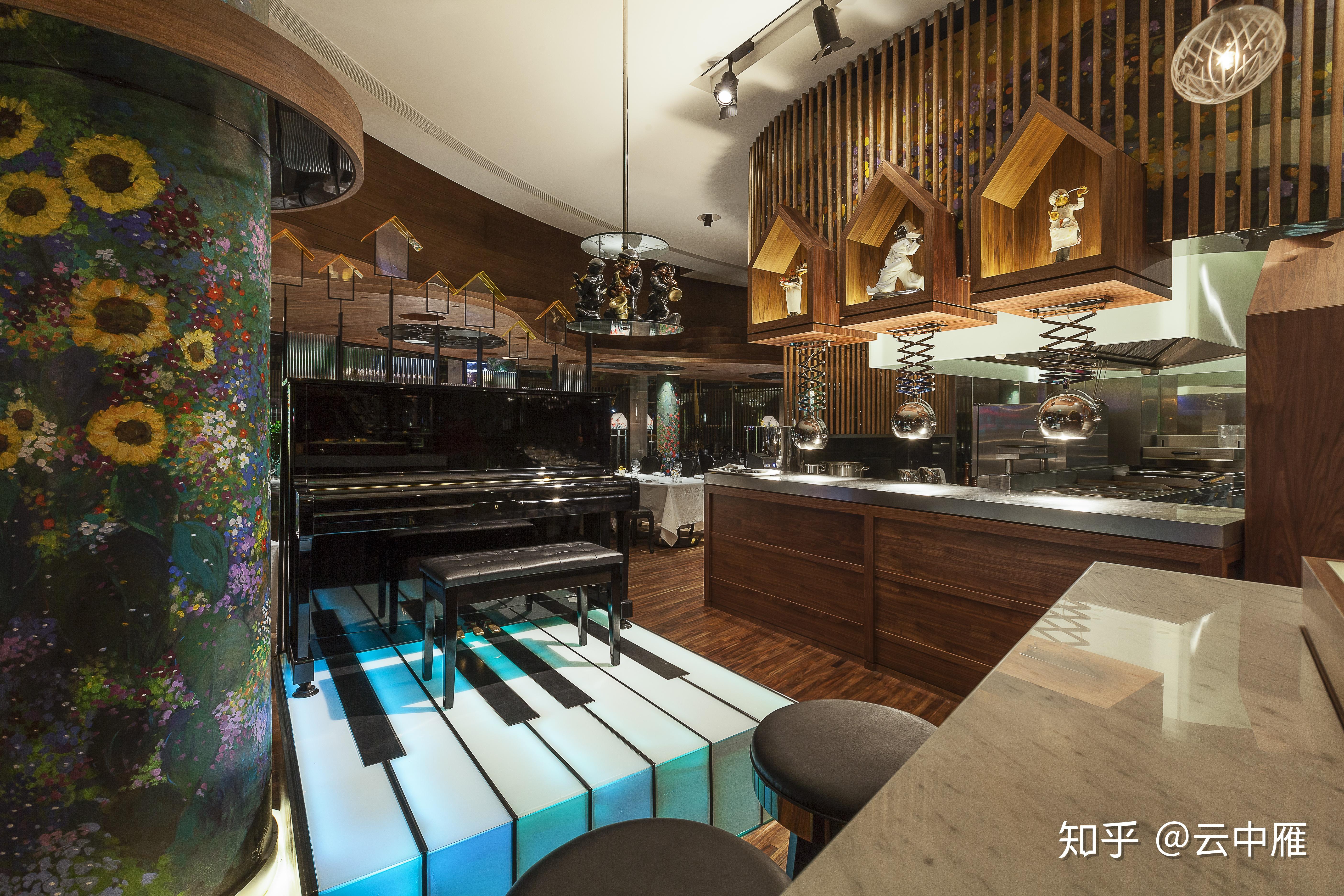 吧台是大理石和木饰面搭配,凝聚的是久远的年代感大面积的木格栅,萦绕