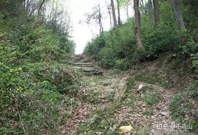 一种说法是,华容古道在监利县城西南12公里.