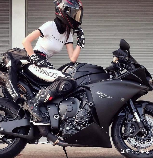 美女发动摩托车图片