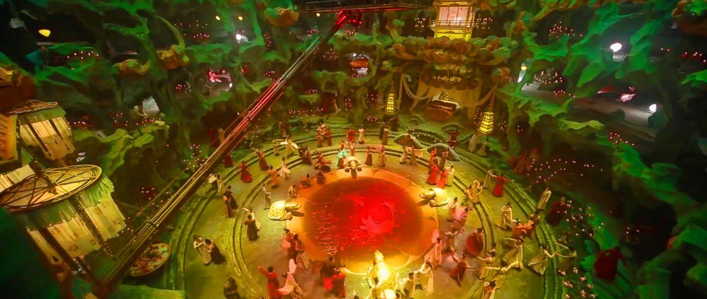 屠楠:极乐之宴的场景设计,中间是一方酒池,池边匍匐着四只巨大的